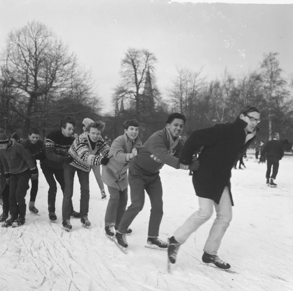Schaatsers op een vijver in het Amsterdamse Vondelpark, 29 december 1964.